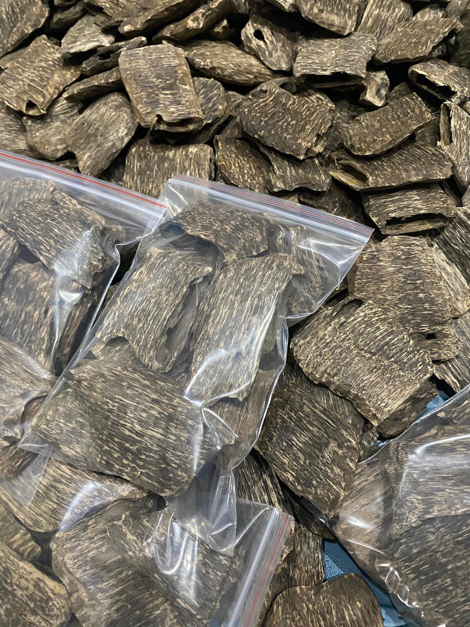 Artificial agarwood often has a uniform appearance, lighter weight, and emits a burnt or harsh smell even at low temperatures when burned.