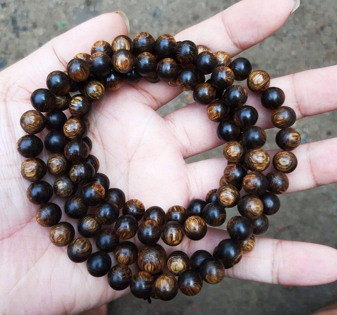 Fake agarwood bracelets often have uniform patterns and are hard to distinguish by scent unless you're knowledgeable about agarwood.