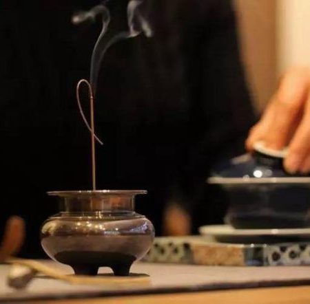 Burning agarwood in the home purifies the air, creates a calming ambiance, and promotes relaxation and spiritual connection.