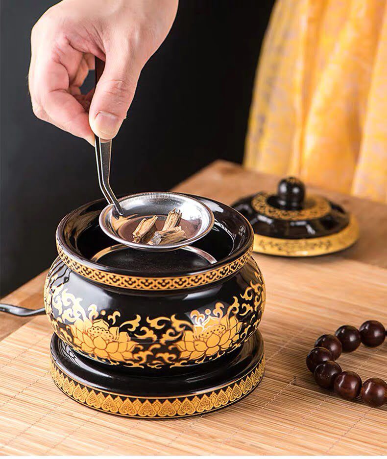 Electric incense burners are popular because they allow precise temperature control, ensuring optimal burning and preserving the natural fragrance of agarwood.