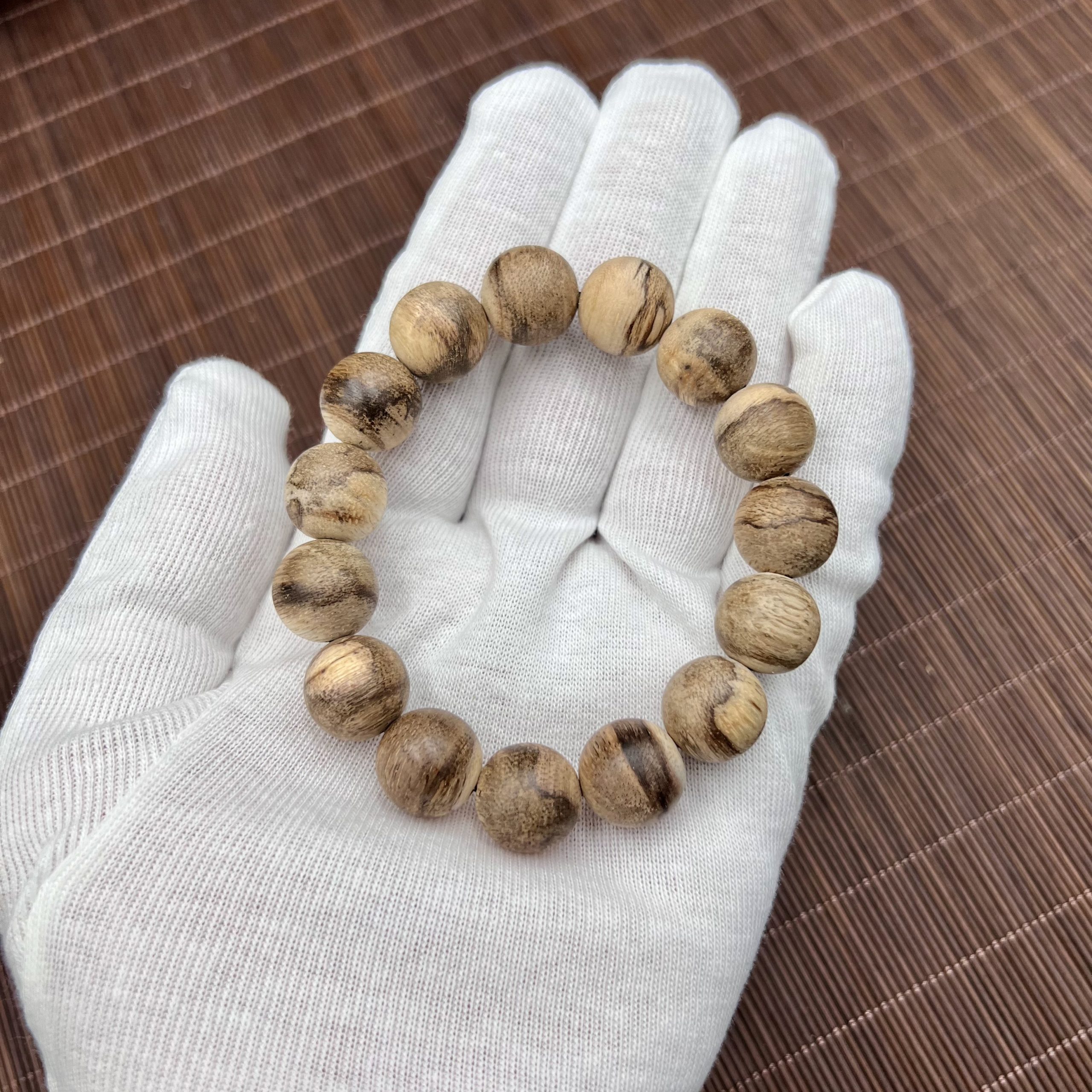 The larger the size of the bracelet beads, the more pronounced the resin veins become, enhancing both the visual appeal and the richness of the aroma.