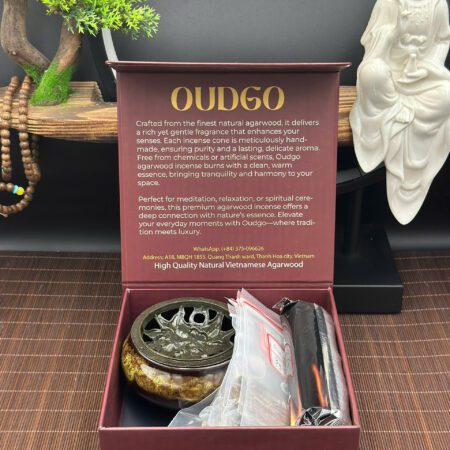 Open Oudgo gift box containing the burner and labeled kit components